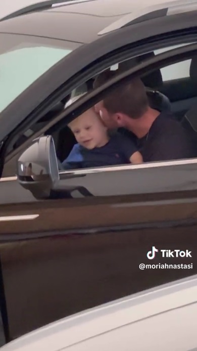 パパの帰りを待つ息子