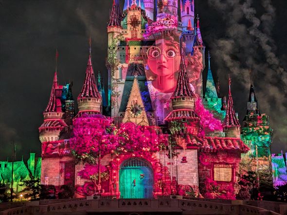 「ミラベルと魔法だらけの家」のシーンではシンデレラ城がカシータに変身