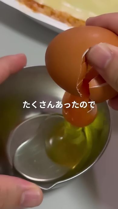 卵を片手で割る