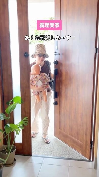 玄関を開ける女性