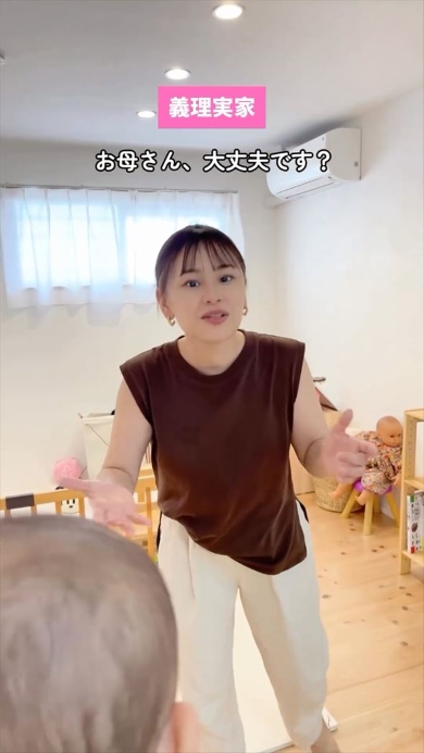 子どもをあやそうとする女性