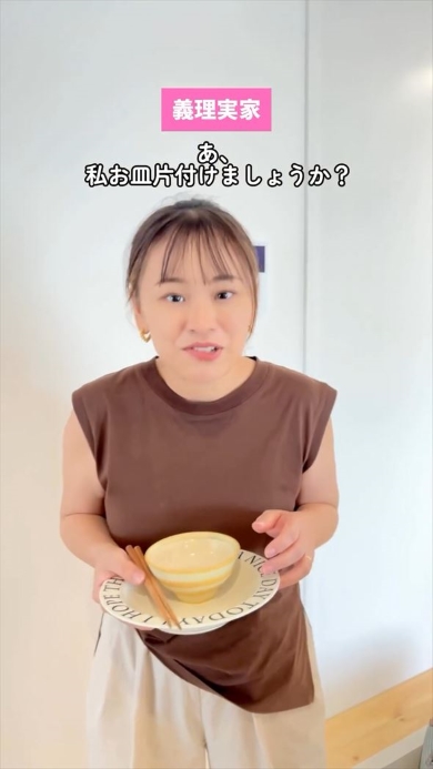 お皿を下げる女性