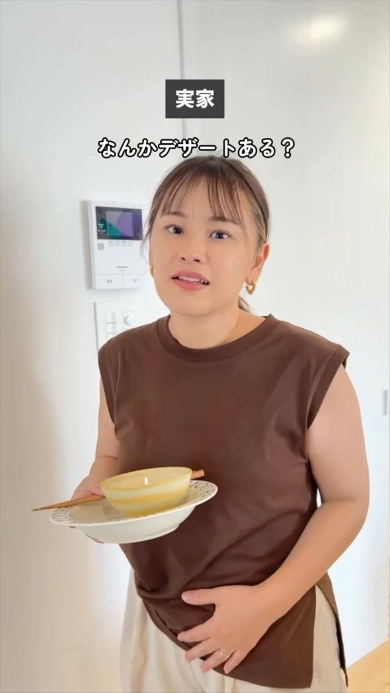 お皿を下げる女性