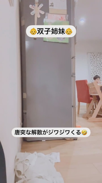 並んでカメラを見ている1歳の双子の姉妹