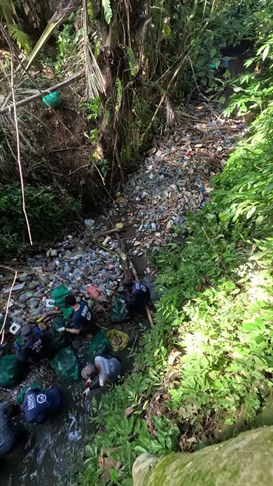1トンのプラスチックごみを清掃する