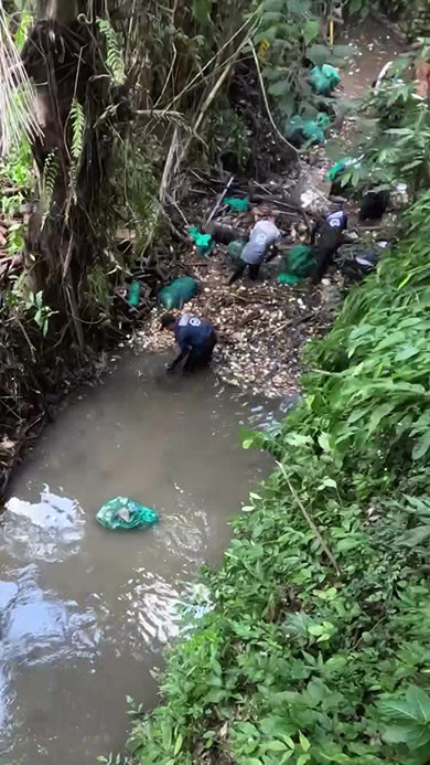 1トンのプラスチックごみを清掃する