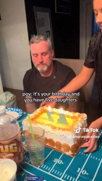 パパの前に誕生日ケーキが運ばれる