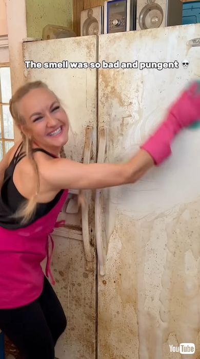 冷蔵庫を拭く“女王”