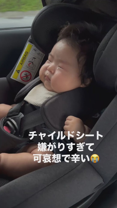 チャイルドシートに座っている赤ちゃん