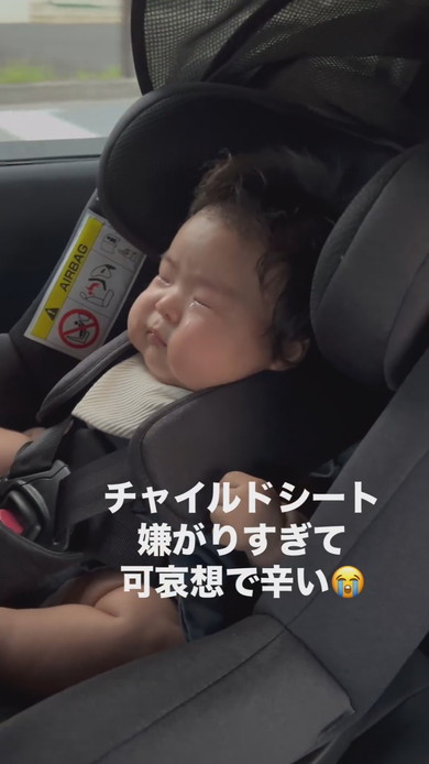 チャイルドシートに座っている赤ちゃん