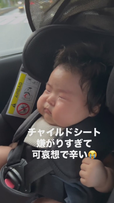 チャイルドシートに座っている赤ちゃん