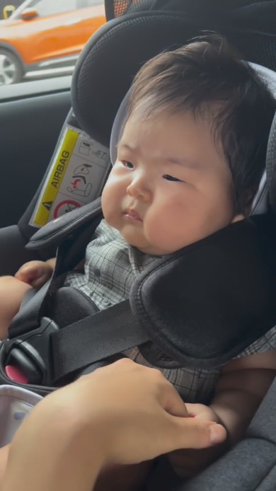 チャイルドシートに座っている赤ちゃん