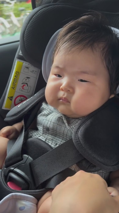 チャイルドシートに座っている赤ちゃん