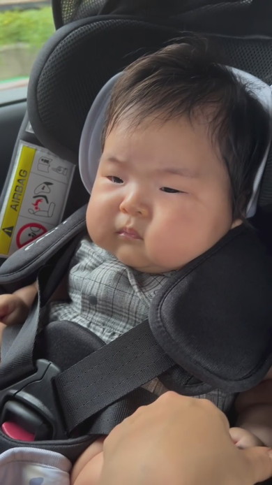 チャイルドシートに座っている赤ちゃん