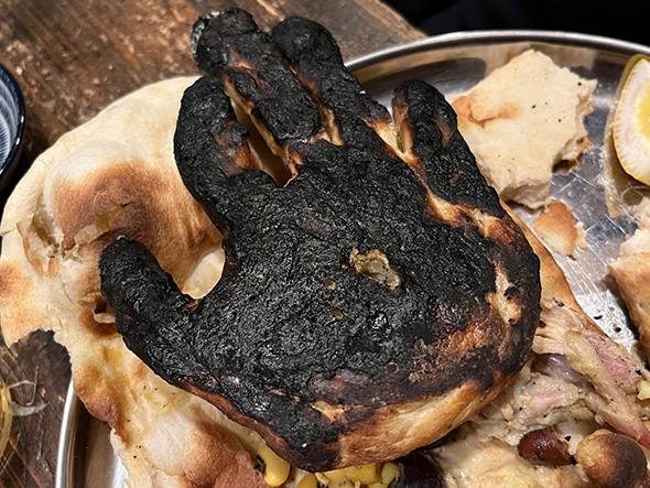 黒焦げになった手形のナン