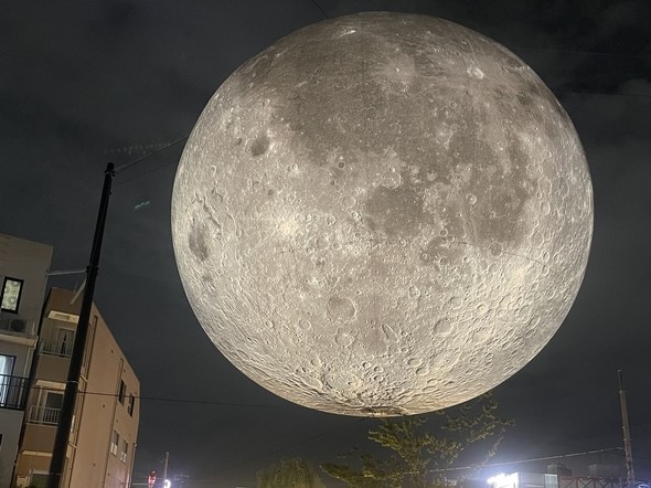 巨大な月のインスタレーション