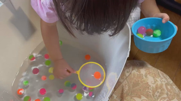 スーパーボールすくいをする女の子