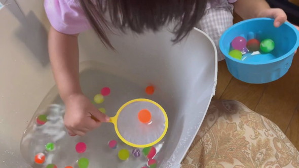 スーパーボールすくいをする女の子