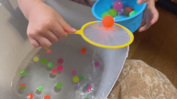 スーパーボールすくいをする女の子