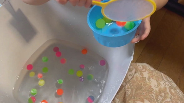 スーパーボールすくいをする女の子