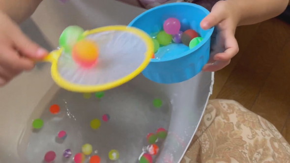 スーパーボールすくいをする女の子