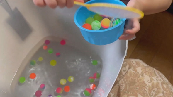 スーパーボールすくいをする女の子