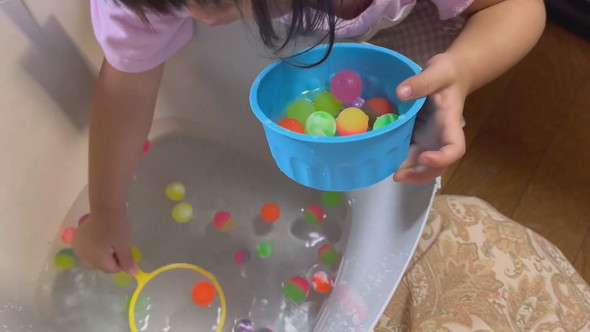 スーパーボールすくいをする女の子