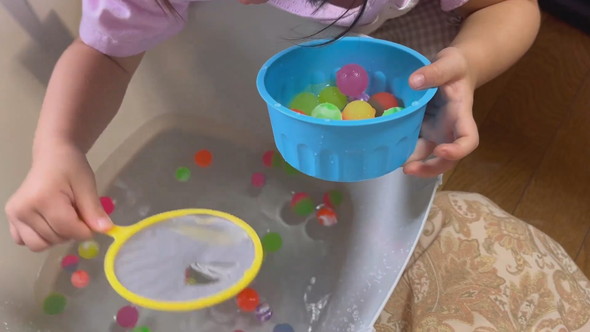 スーパーボールすくいをする女の子