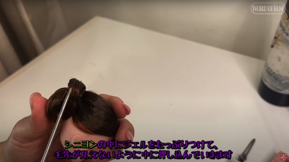 髪の毛先を織り込んで整えます