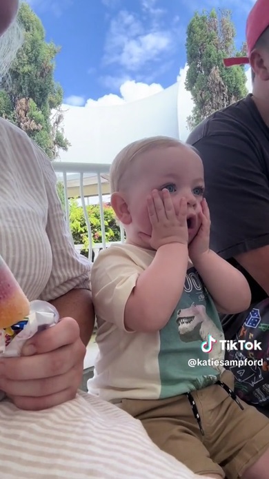 ライブを見る赤ちゃん