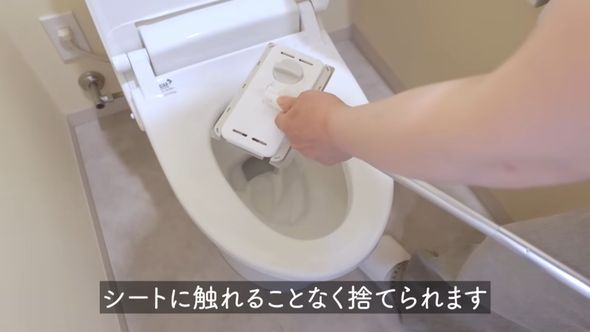 カインズの汚れたシートに触れずに捨てられるトイレ用床ワイパーの使用感