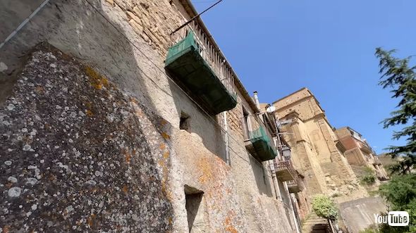 裏手の路地からの外観