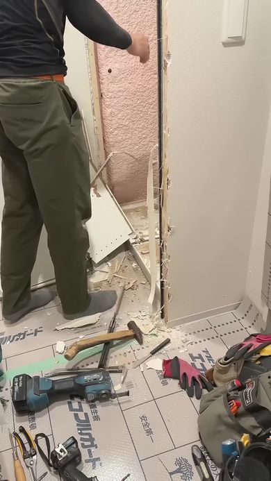 工務店のスタッフに外装などを剥がしてもらう様子