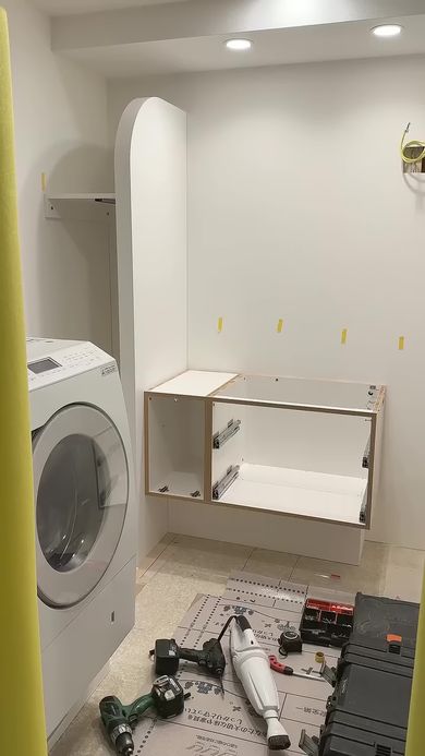 収納や洗面台を組み上げていく様子