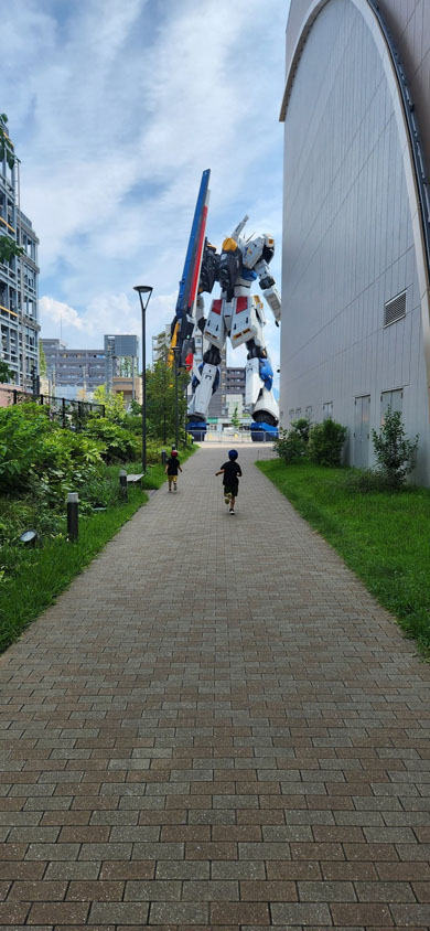 νガンダム立像