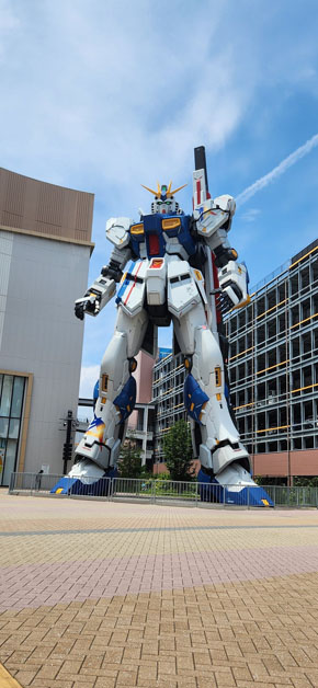 νガンダム立像