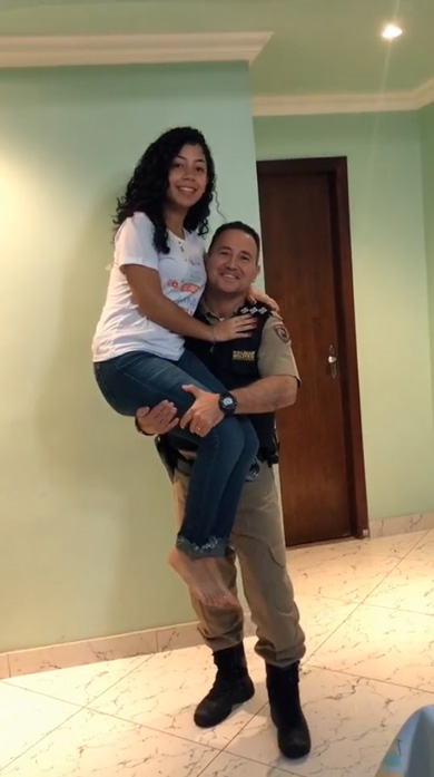 お父さん 娘 赤ちゃん 成長 ビフォーアフター 今と昔の写真