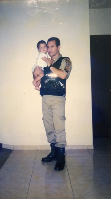 お父さん 娘 赤ちゃん 成長 ビフォーアフター 今と昔の写真