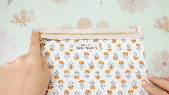 表生地にファスナーとタグがついているもの