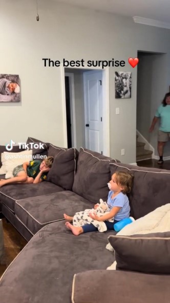 ソファに座る2人の子ども