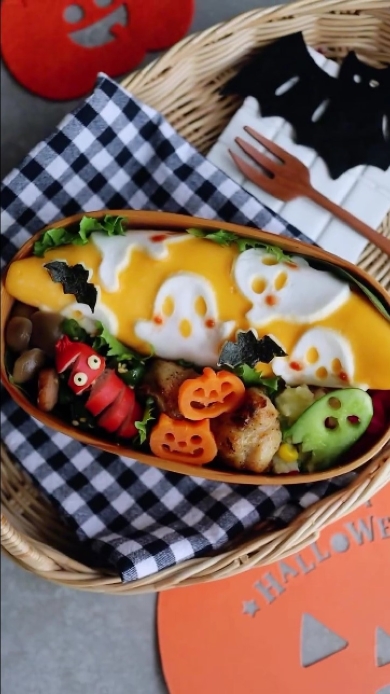 セリアの型抜きとはんぺんを使ったハロウィーンオムライス弁当