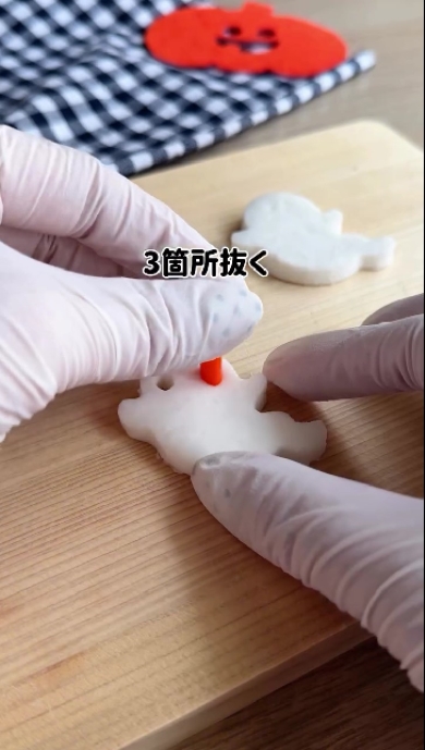 セリアの型抜きとはんぺんを使ったハロウィーンオムライス弁当