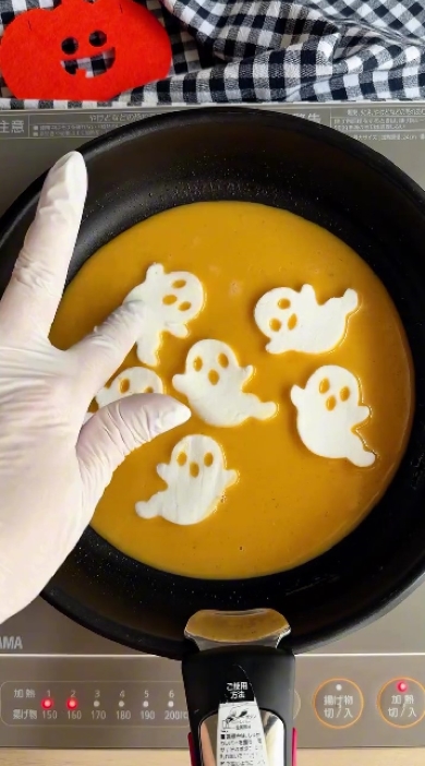 セリアの型抜きとはんぺんを使ったハロウィーンオムライス弁当