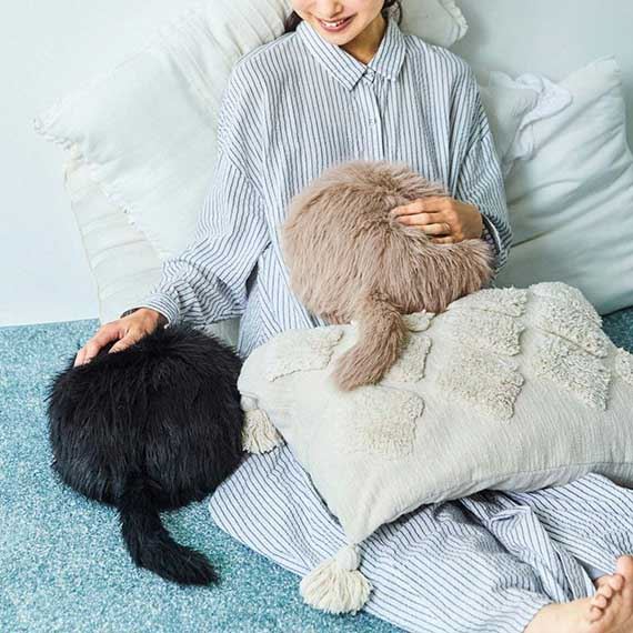 「しっぽ付き！ 猫のおしりのようなもふもふクッション」