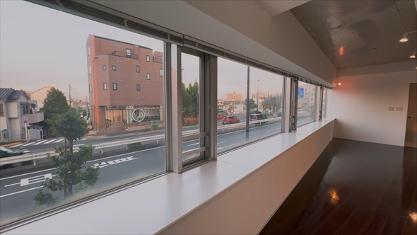 環七通り沿いの細長いワンルーム