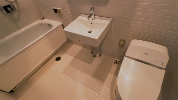 環七通り沿いの細長いワンルーム