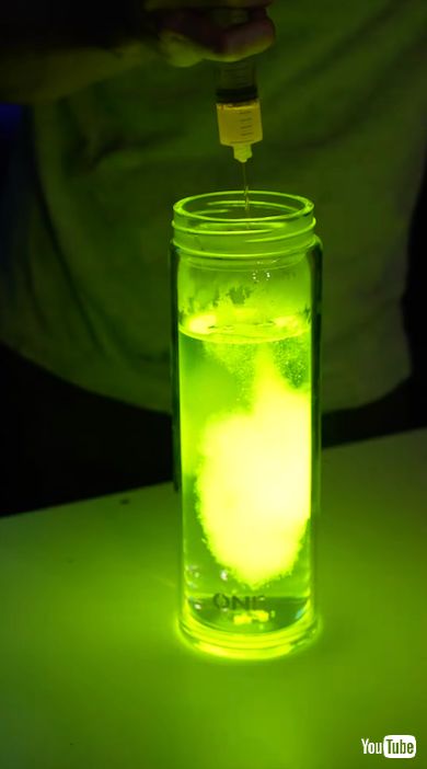 ケミカルライトの中身を熱い石けん水に入れる