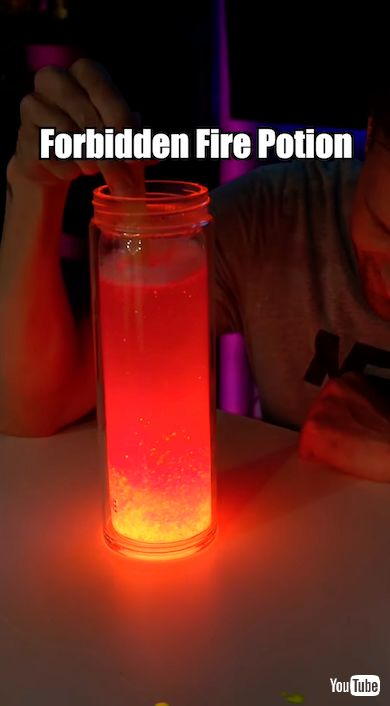 ケミカルライトの中身を熱い石けん水に入れる