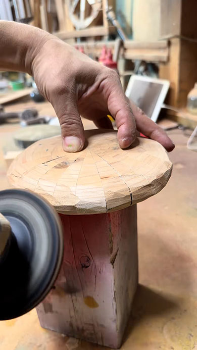 木製のパンケーキ・木を削るところ