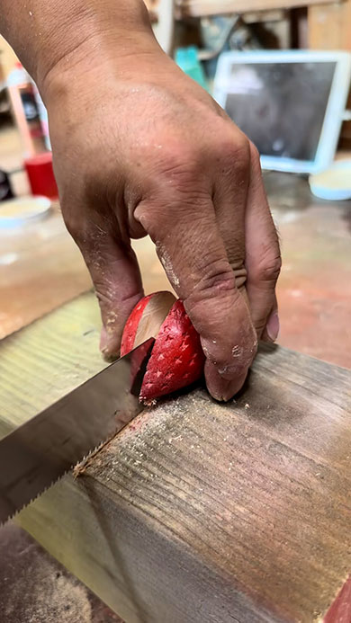 木製のパンケーキ・いちごを切るところ